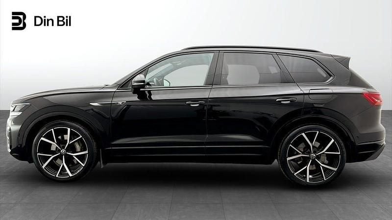 Begagnad VW Touareg R 340 HK (250 kW) 2023 Grenadilla black metallic SUV