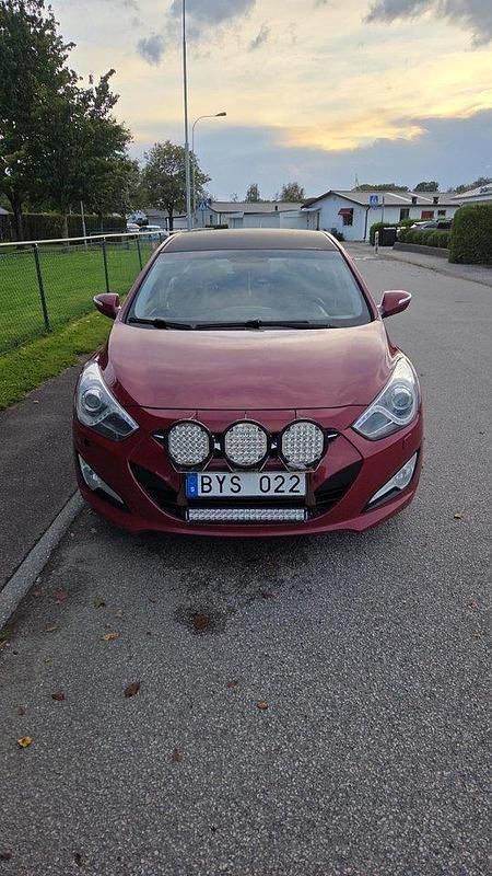 Röd Begagnad 2012 Hyundai i40 Sedan | 60 000 kr (Marknadspris) - Bild 1/4