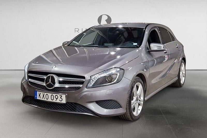 Mörkgrå Begagnad 2015 Mercedes A180 Urban Halvkombi | 149 900 kr (Marknadspris) - Bild 1/3