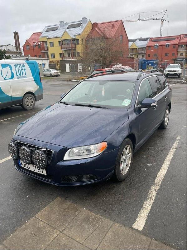 Blå Begagnad 2011 Volvo V70 Momentum Kombi | 48 000 kr (Bra pris) - Bild 1/4
