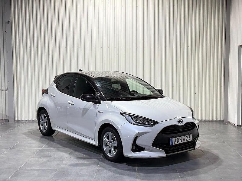 Begagnad Toyota Yaris Hybrid Style 116 HK (85 kW) 2020 Vit Halvkombi