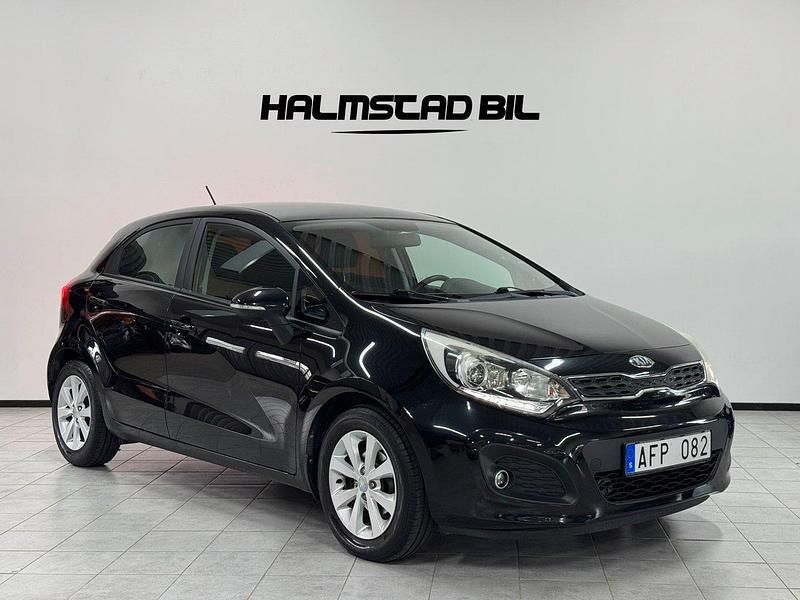 Svart Begagnad 2012 Kia Rio Halvkombi | 64 500 kr (Marknadspris) - Bild 1/4