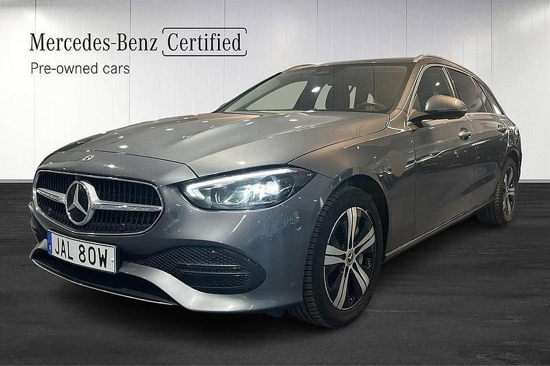 Grå Begagnad 2023 Mercedes C300e Avantgarde Kombi | 399 000 kr (Marknadspris) - Bild 1/3