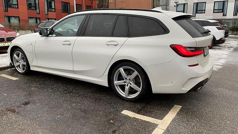 Begagnad BMW 330e 184 HK (135 kW) 2020 Vit Kombi