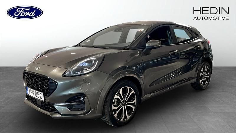 Grå (grey) Begagnad 2024 Ford Puma ST-Line SUV | 249 900 kr (Marknadspris) - Bild 1/4