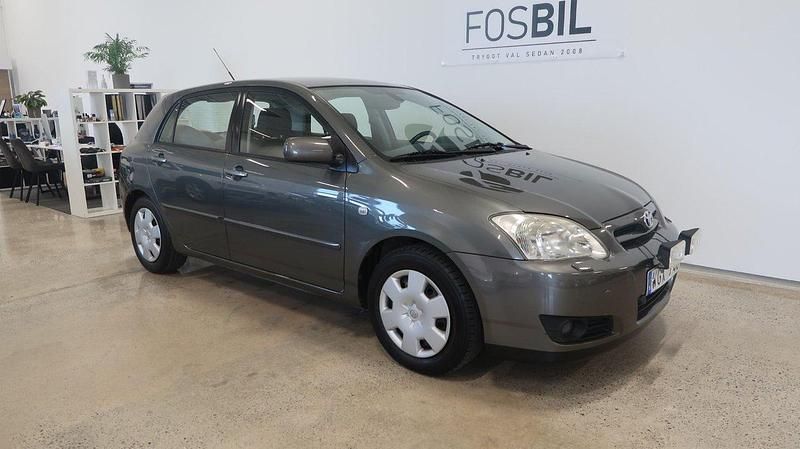 Grå Begagnad 2004 Toyota Corolla Halvkombi | 49 900 kr (Marknadspris) - Bild 1/3