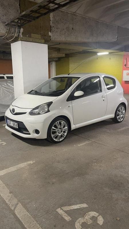 Vit Begagnad 2013 Toyota Aygo Halvkombi | 38 900 kr (Marknadspris) - Bild 1/4