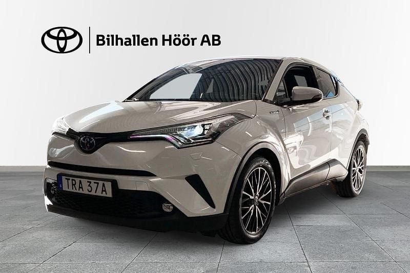 Vit Begagnad 2019 Toyota C-HR+ Executive SUV | 209 900 kr (Marknadspris) - Bild 1/3