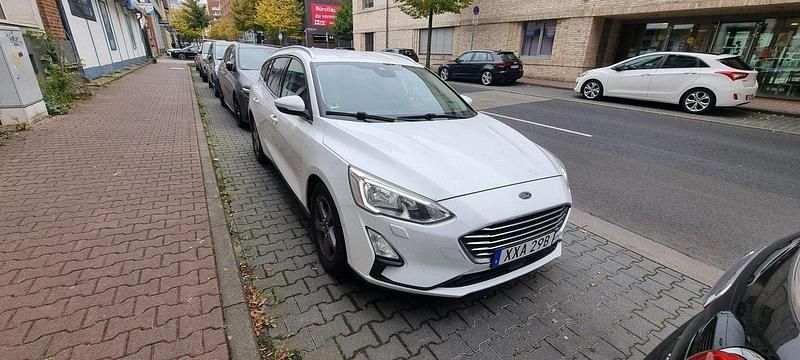 Vit Begagnad 2019 Ford Focus Titanium Kombi | 150 000 kr (Marknadspris) - Bild 1/4