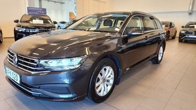 Mörkgrå (mangan grey metallic) Begagnad 2022 VW Passat Business Kombi | 259 900 kr (Bra pris) - Bild 1/4