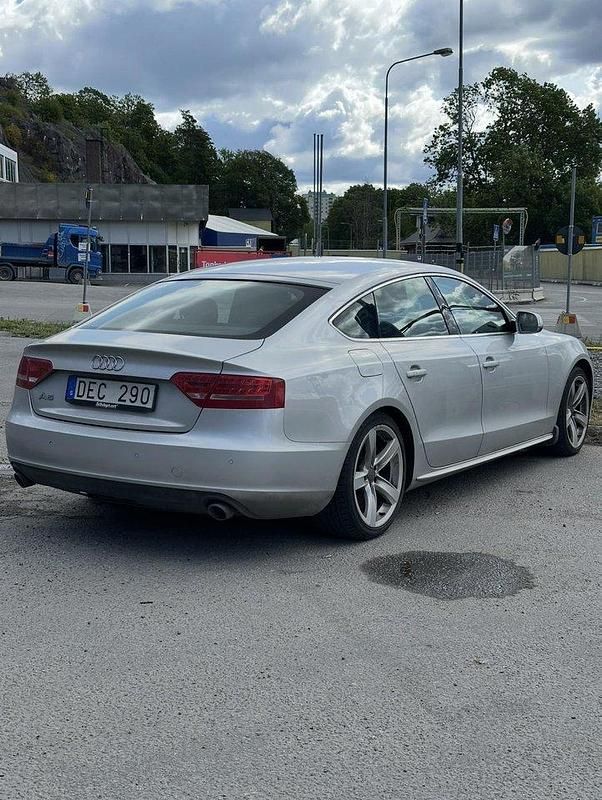 Silver Begagnad 2011 Audi A5 Sportback Comfort Halvkombi | 89 900 kr (Marknadspris) - Bild 1/4
