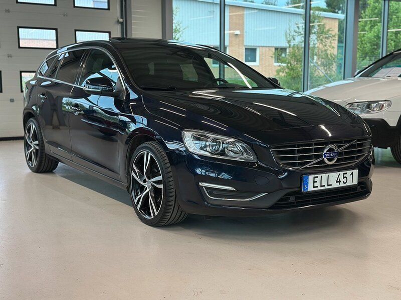 Mörkblå (blå) Begagnad 2015 Volvo V60 Momentum Kombi | 179 900 kr (Lite dyr) - Bild 1/4