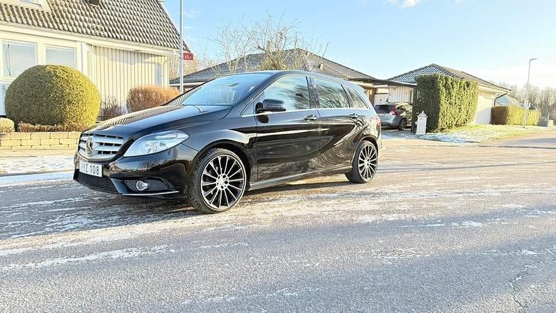 Svart Begagnad 2013 Mercedes B180 Minibuss | 99 000 kr (Marknadspris) - Bild 1/4