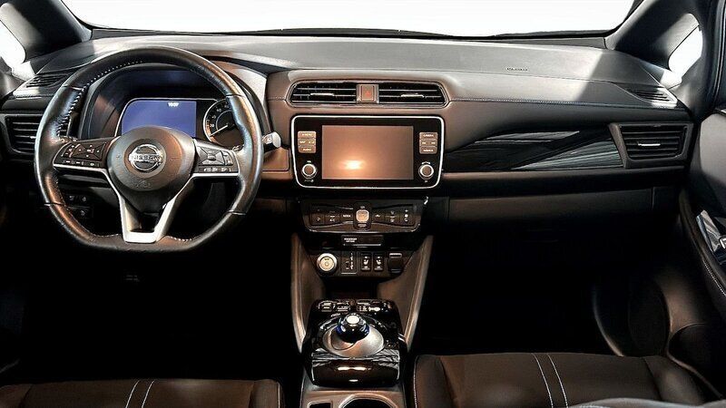 Begagnad Nissan Leaf N-Connecta 160 kW (218 HK) 2021 Ljusgrå (grey) Halvkombi