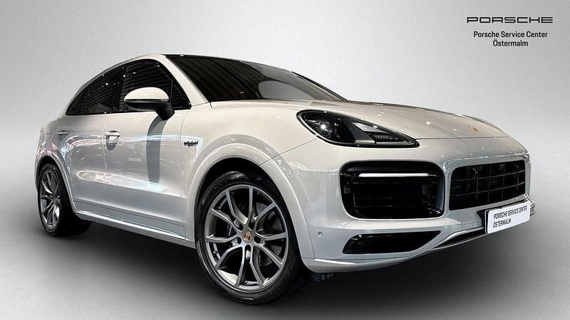 Ljusgrå Begagnad 2023 Porsche Cayenne Platinum Edition SUV | 965 000 kr (Marknadspris) - Bild 1/4