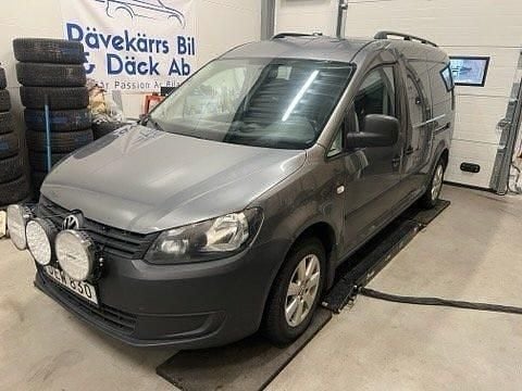 Grå Begagnad 2014 VW Caddy Maxi Minibuss | 89 900 kr (Dyr) - Bild 1/4