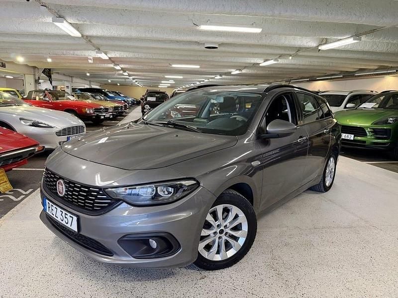 Grå Begagnad 2018 Fiat Tipo Lounge Kombi | 89 900 kr (Superpris) - Bild 1/4