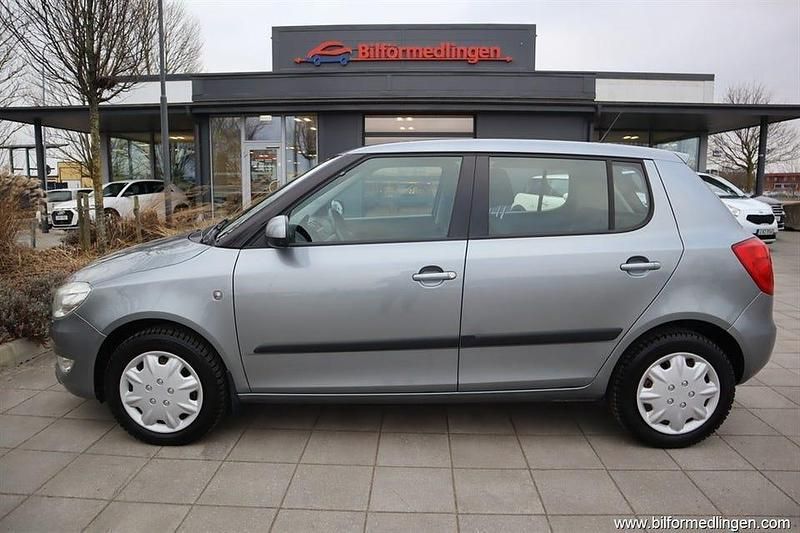 Silver samma som bilen Begagnad 2013 Skoda Fabia Halvkombi | 54 900 kr (Marknadspris) - Bild 1/4