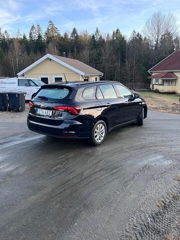 Begagnad Fiat Tipo 120 HK (88 kW) 2020 Svart metallic Kombi