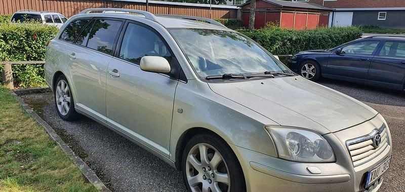 Silver Begagnad 2006 Toyota Avensis Kombi | 40 000 kr (Marknadspris) - Bild 1/4