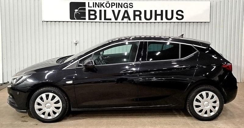 Svart Begagnad 2016 Opel Astra Dynamic Halvkombi | 133 900 kr (Marknadspris) - Bild 1/4