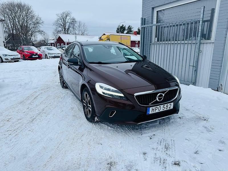 Begagnad Volvo V40 Momentum 150 HK (110 kW) 2017 Brun Halvkombi