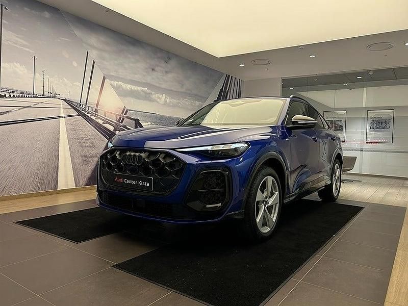 Blå Ny 2025 Audi Q5 Sportback Design SUV | 778 500 kr (Marknadspris) - Bild 1/4