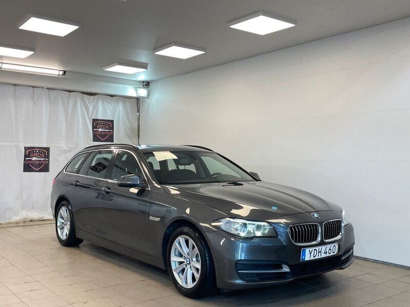 Grå Begagnad 2016 BMW 520 Kombi | 146 900 kr (Marknadspris) - Bild 1/4