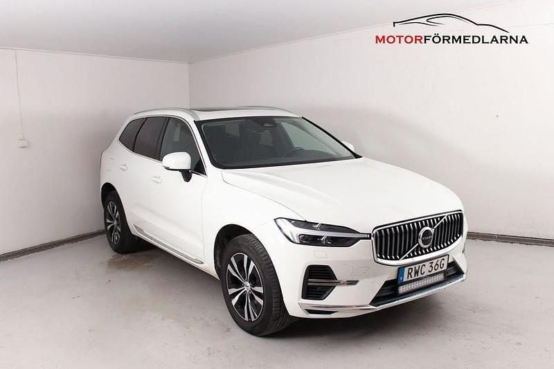Vit Begagnad 2022 Volvo XC60 Momentum SUV | 344 900 kr (Bra pris) - Bild 1/4