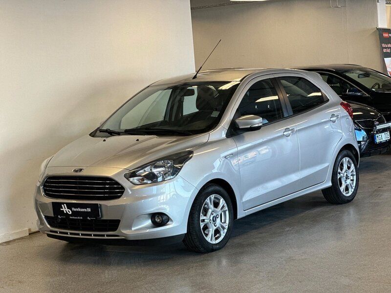 Grå Begagnad 2016 Ford Ka Plus Trend Halvkombi | 89 900 kr - Bild 1/4