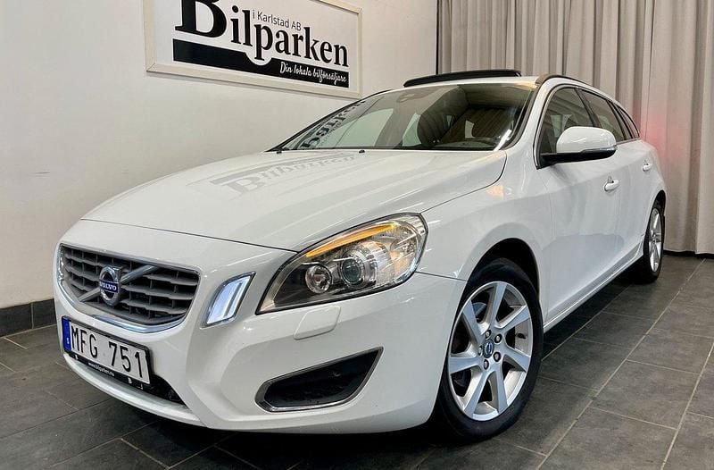 Vit Begagnad 2011 Volvo V60 Momentum Kombi | 114 900 kr (Marknadspris) - Bild 1/3