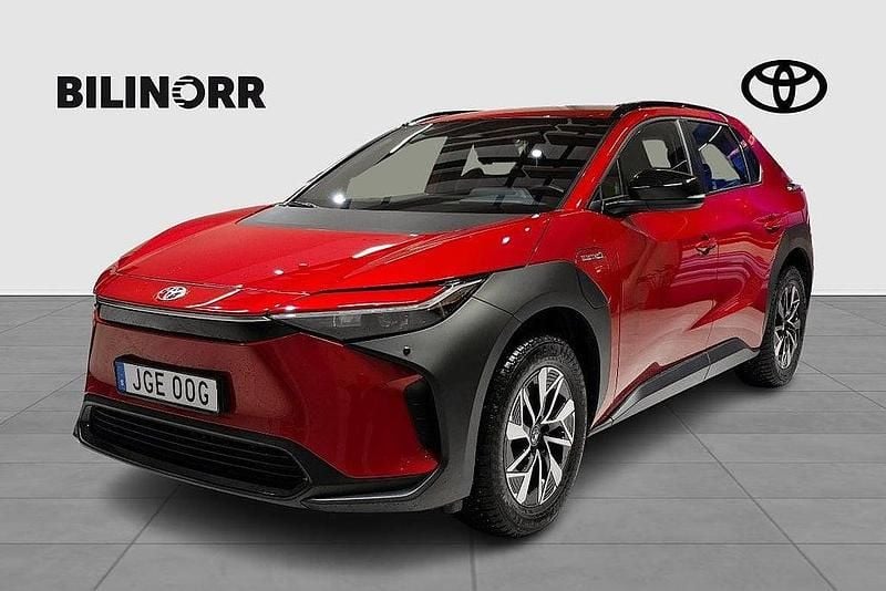 Röd Begagnad 2023 Toyota bZ4X Active SUV | 379 900 kr (Marknadspris) - Bild 1/4