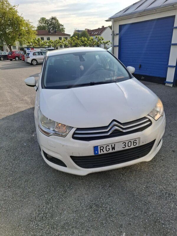 Vit Begagnad 2012 Citroën C4 Halvkombi | 49 000 kr (Marknadspris) - Bild 1/4