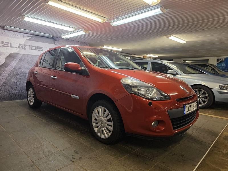 Röd Begagnad 2011 Renault Clio R.S. Halvkombi | 39 900 kr (Marknadspris) - Bild 1/4