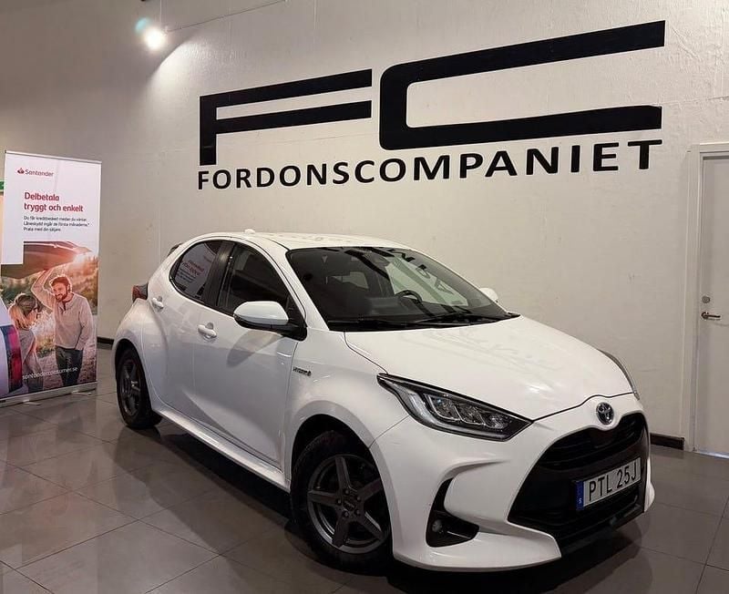 Vit Begagnad 2021 Toyota Yaris Hybrid Active Halvkombi | 169 900 kr (Marknadspris) - Bild 1/4