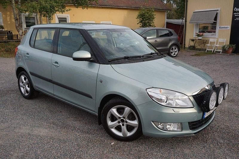Ljusgrön Begagnad 2010 Skoda Fabia Elegance Halvkombi | 26 900 kr (Marknadspris) - Bild 1/4