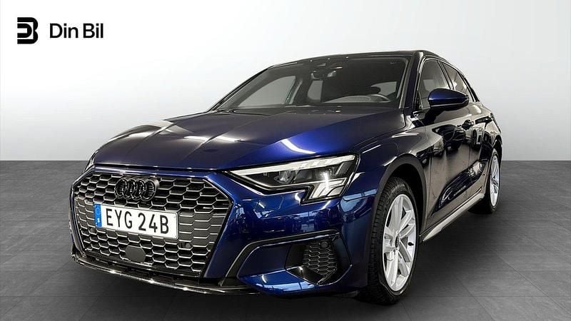 Blå (navarrablå metallic) Begagnad 2022 Audi A3 Sportback Advanced Plus Halvkombi | 269 900 kr (Dyr) - Bild 1/4