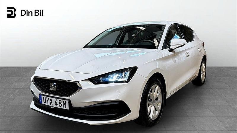 Vit Begagnad 2022 Seat Leon Style Halvkombi | 194 900 kr (Marknadspris) - Bild 1/4
