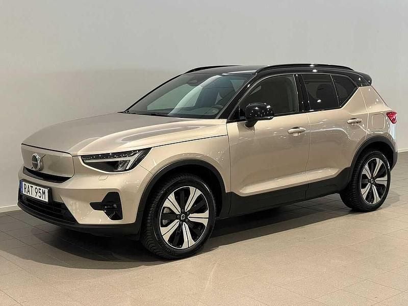 Ljusgrå (grå) Begagnad 2023 Volvo XC40 Plus SUV | 434 500 kr (Marknadspris) - Bild 1/3