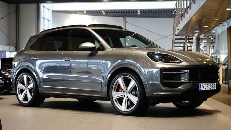 Grå Ny 2026 Porsche Cayenne S E-Hybrid SUV | 1 398 400 kr - Bild 1/1