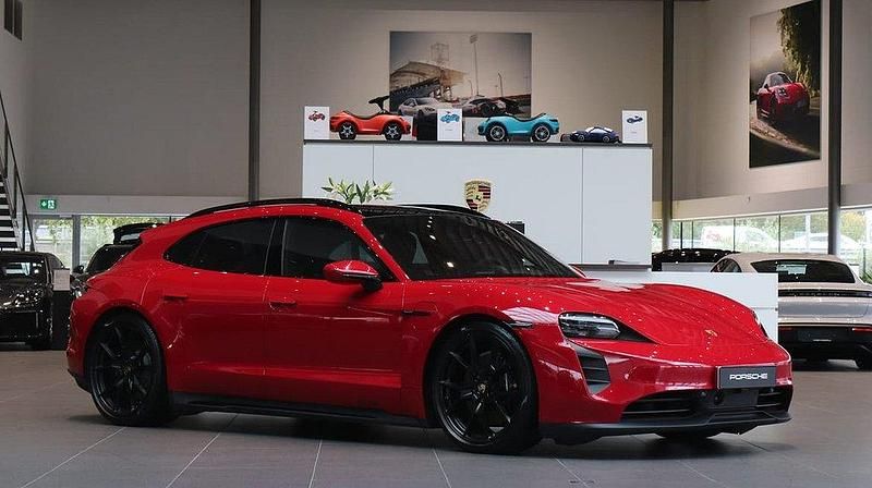 Röd Begagnad 2021 Porsche Taycan GTS Sport Turismo Sedan | 795 000 kr - Bild 1/4