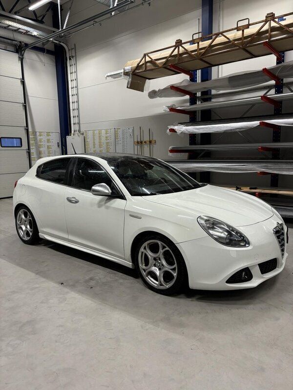 Vit Begagnad 2013 Alfa Romeo Giulietta Distinctive Halvkombi | 109 000 kr - Bild 1/4