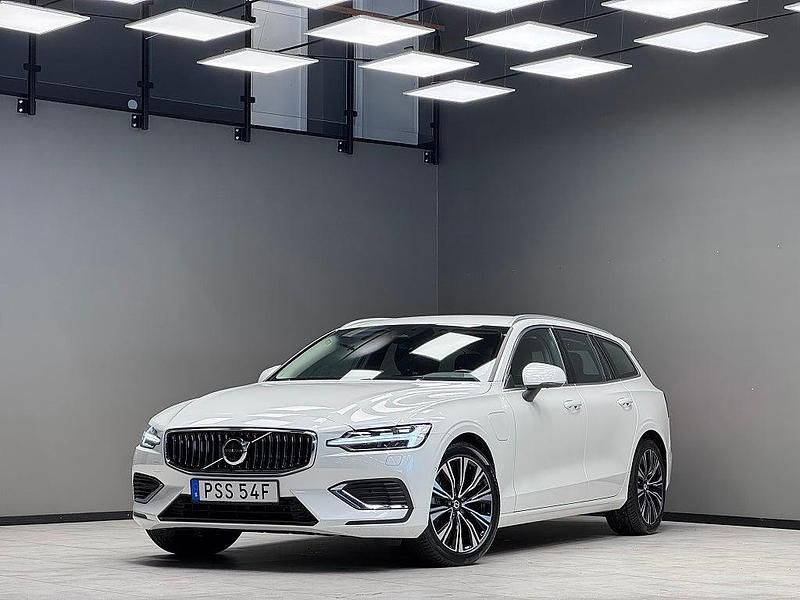 Begagnad Volvo V60 Core 253 HK (186 kW) 2022 Vit Kombi