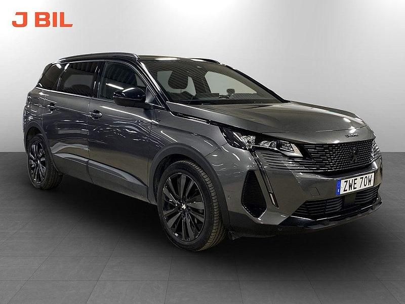 Grå Begagnad 2024 Peugeot 5008 GT SUV | 324 900 kr (Marknadspris) - Bild 1/3