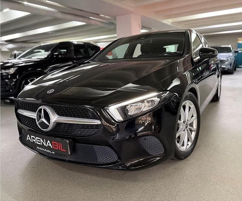 Svart Begagnad 2018 Mercedes A200 Edition Halvkombi | 239 900 kr (Marknadspris) - Bild 1/4