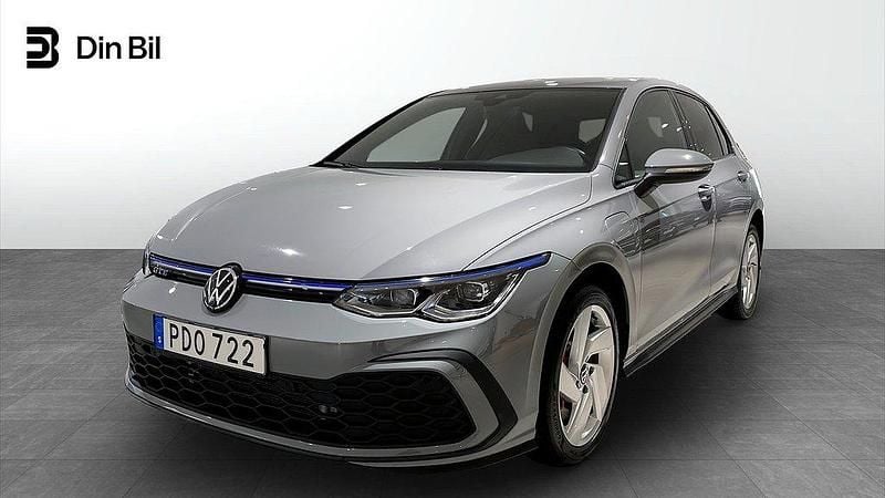 Grå (moonstone grey) Begagnad 2023 VW Golf VIII GTE Kombi | 369 000 kr (Dyr) - Bild 1/4