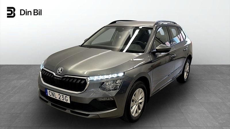 Grå Ny 2024 Skoda Kamiq Selection SUV | 284 900 kr (Marknadspris) - Bild 1/4