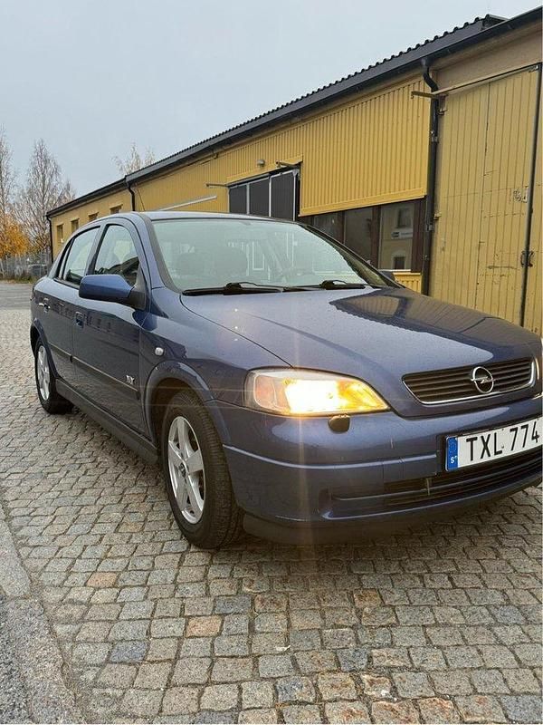 Blå Begagnad 2003 Opel Astra Halvkombi | 21 000 kr (Marknadspris) - Bild 1/4