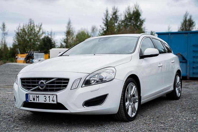 Vit Begagnad 2011 Volvo V60 Summum Kombi | 94 900 kr (Marknadspris) - Bild 1/4