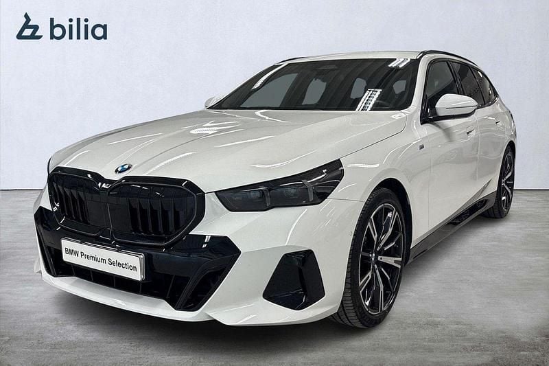 Vit Begagnad 2025 BMW 520 M Sport Kombi | 629 900 kr (Dyr) - Bild 1/4